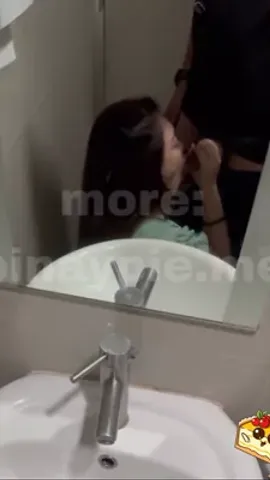 Sinutsot sa cr ng mall