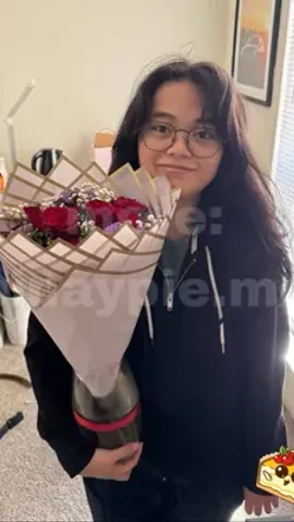 Pagkatapos bigyan ng bulaklak binuka rin ang kanyang bulaklak