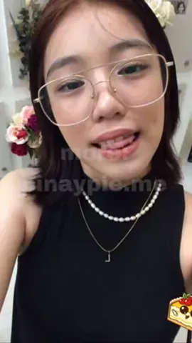 Makinis at makipot na bukana pinasukan ng dildong mahaba